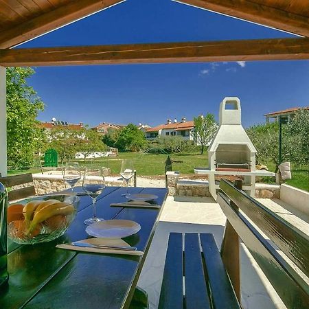 Charming Beachfront Holiday Home In Poreč Zewnętrze zdjęcie
