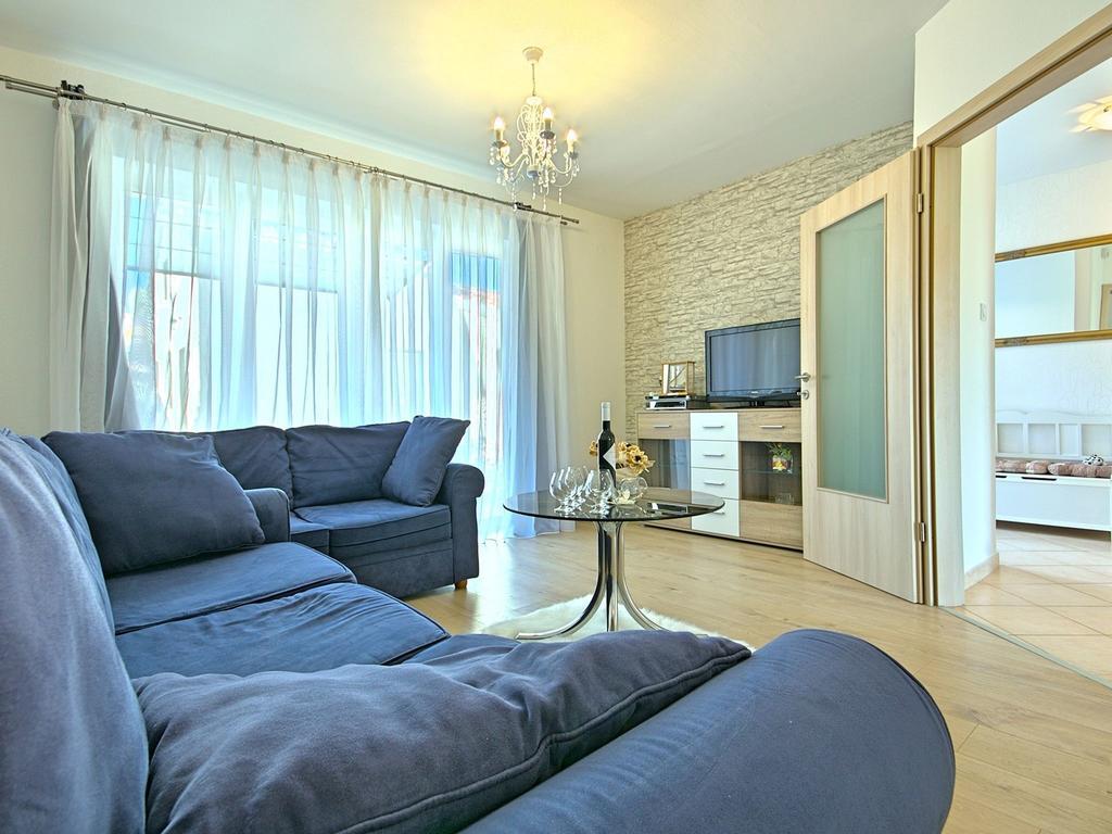 Charming Beachfront Holiday Home In Poreč Zewnętrze zdjęcie