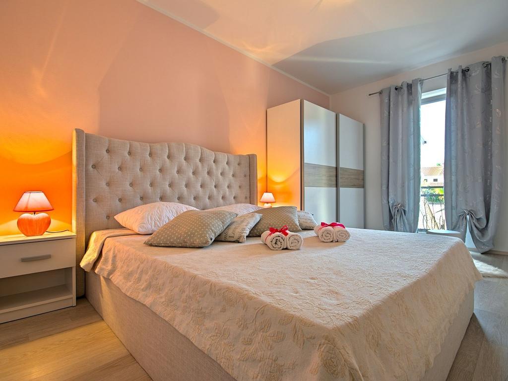 Charming Beachfront Holiday Home In Poreč Zewnętrze zdjęcie