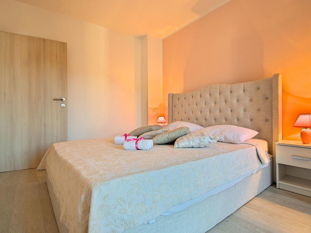 Charming Beachfront Holiday Home In Poreč Zewnętrze zdjęcie