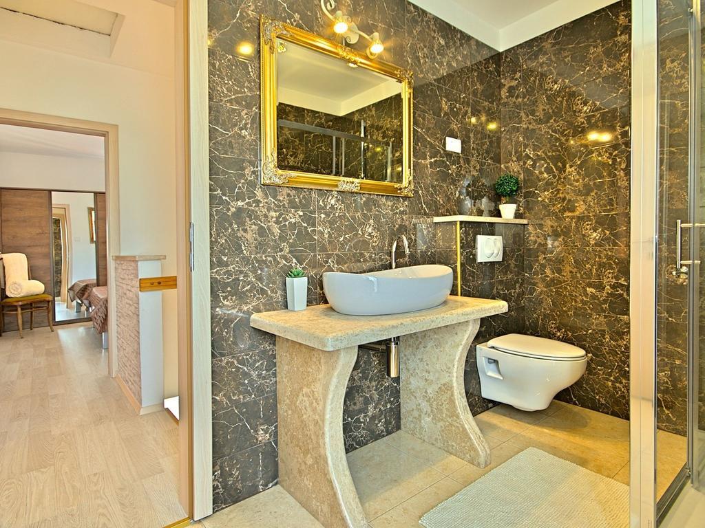 Charming Beachfront Holiday Home In Poreč Zewnętrze zdjęcie