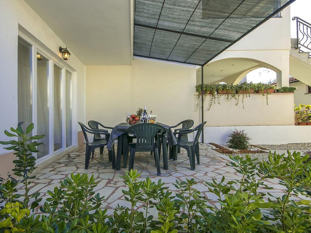 Charming Beachfront Holiday Home In Poreč Zewnętrze zdjęcie
