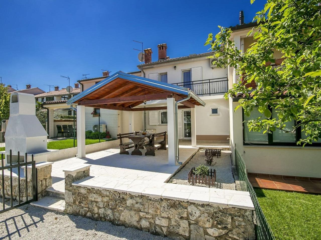 Charming Beachfront Holiday Home In Poreč Zewnętrze zdjęcie