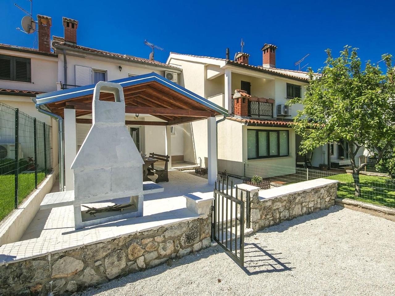 Charming Beachfront Holiday Home In Poreč Zewnętrze zdjęcie