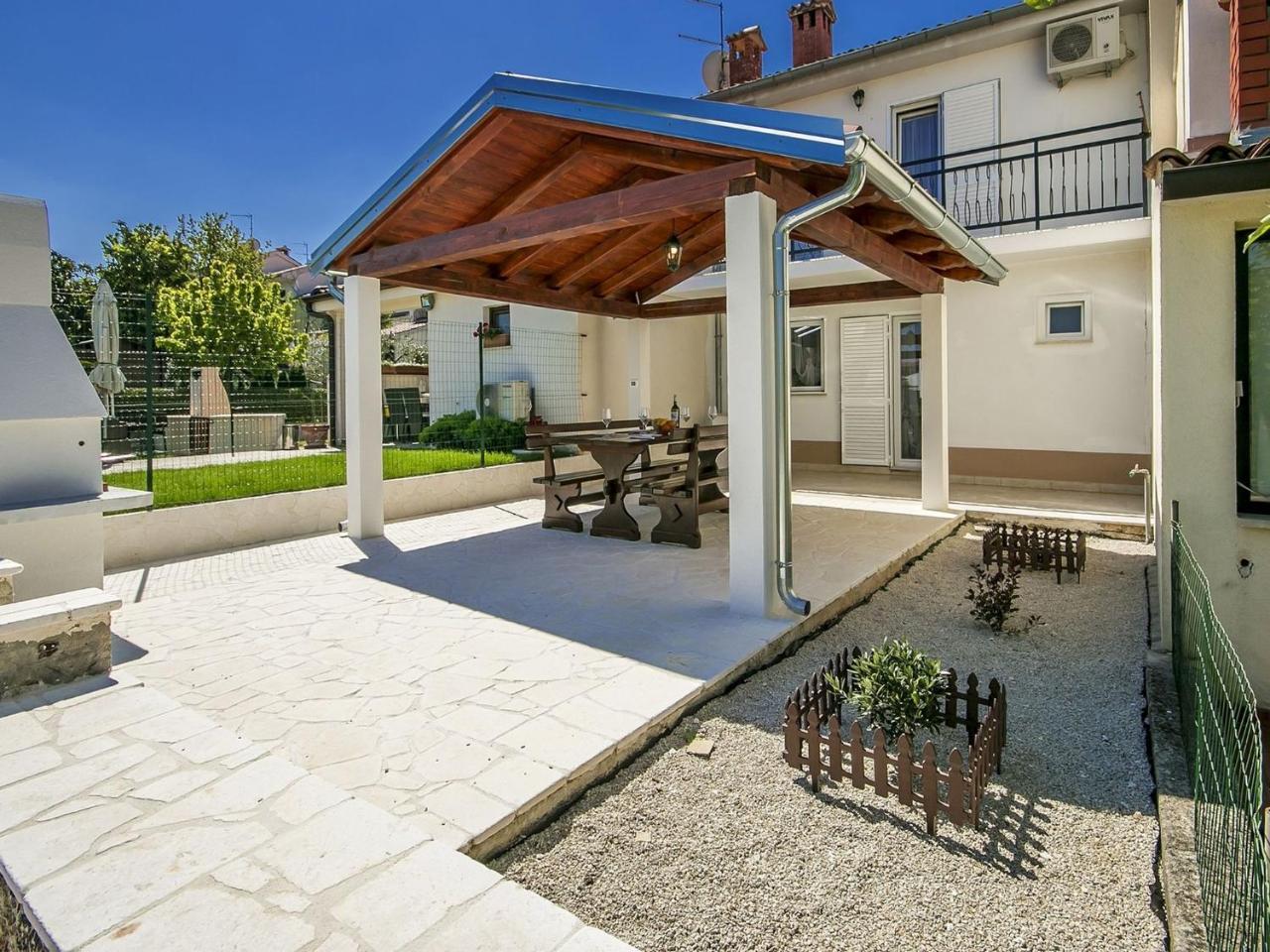 Charming Beachfront Holiday Home In Poreč Zewnętrze zdjęcie