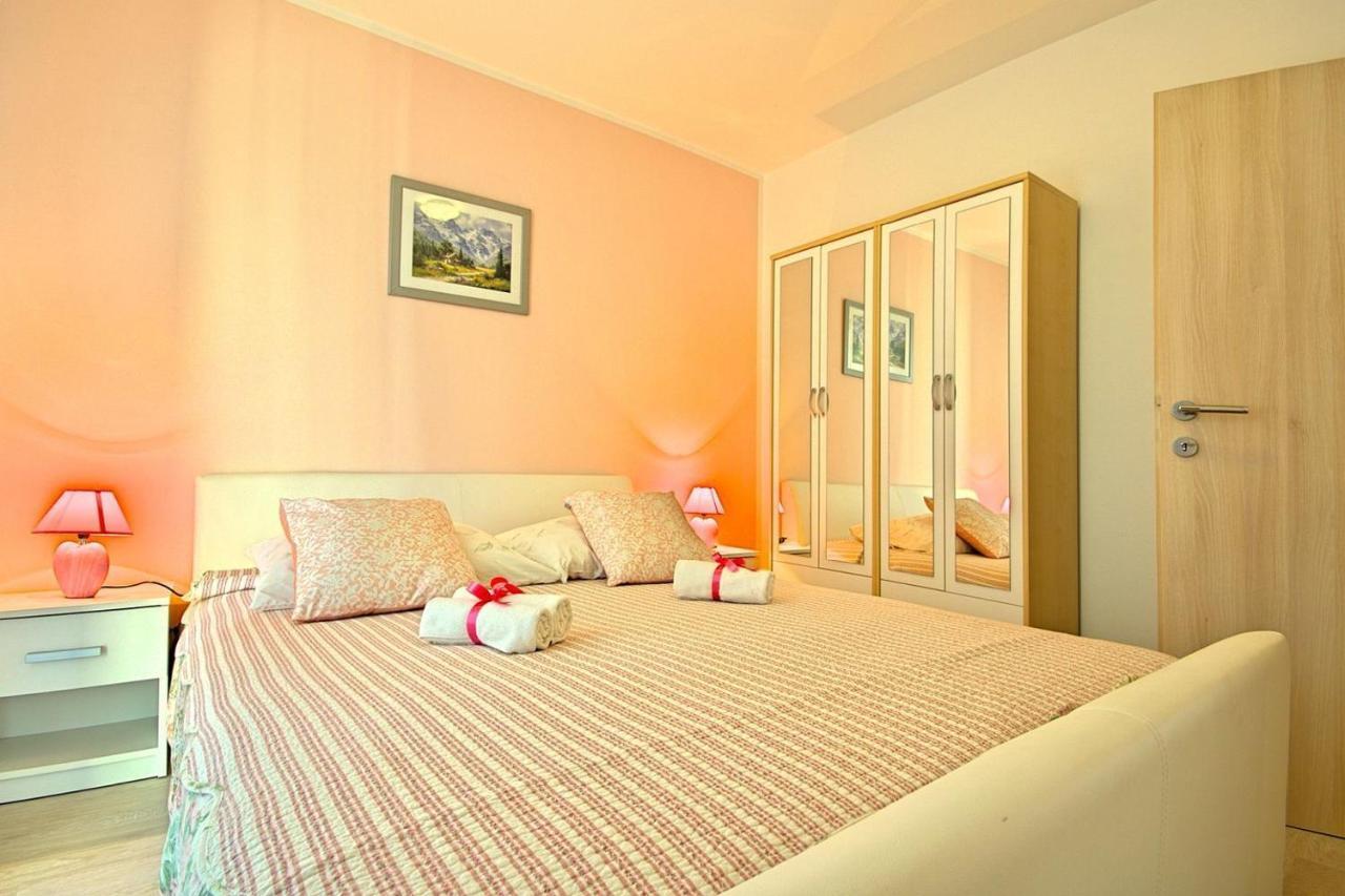 Charming Beachfront Holiday Home In Poreč Zewnętrze zdjęcie