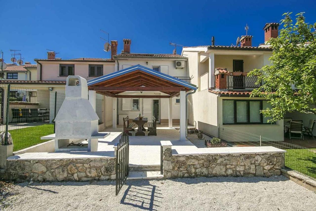 Charming Beachfront Holiday Home In Poreč Zewnętrze zdjęcie