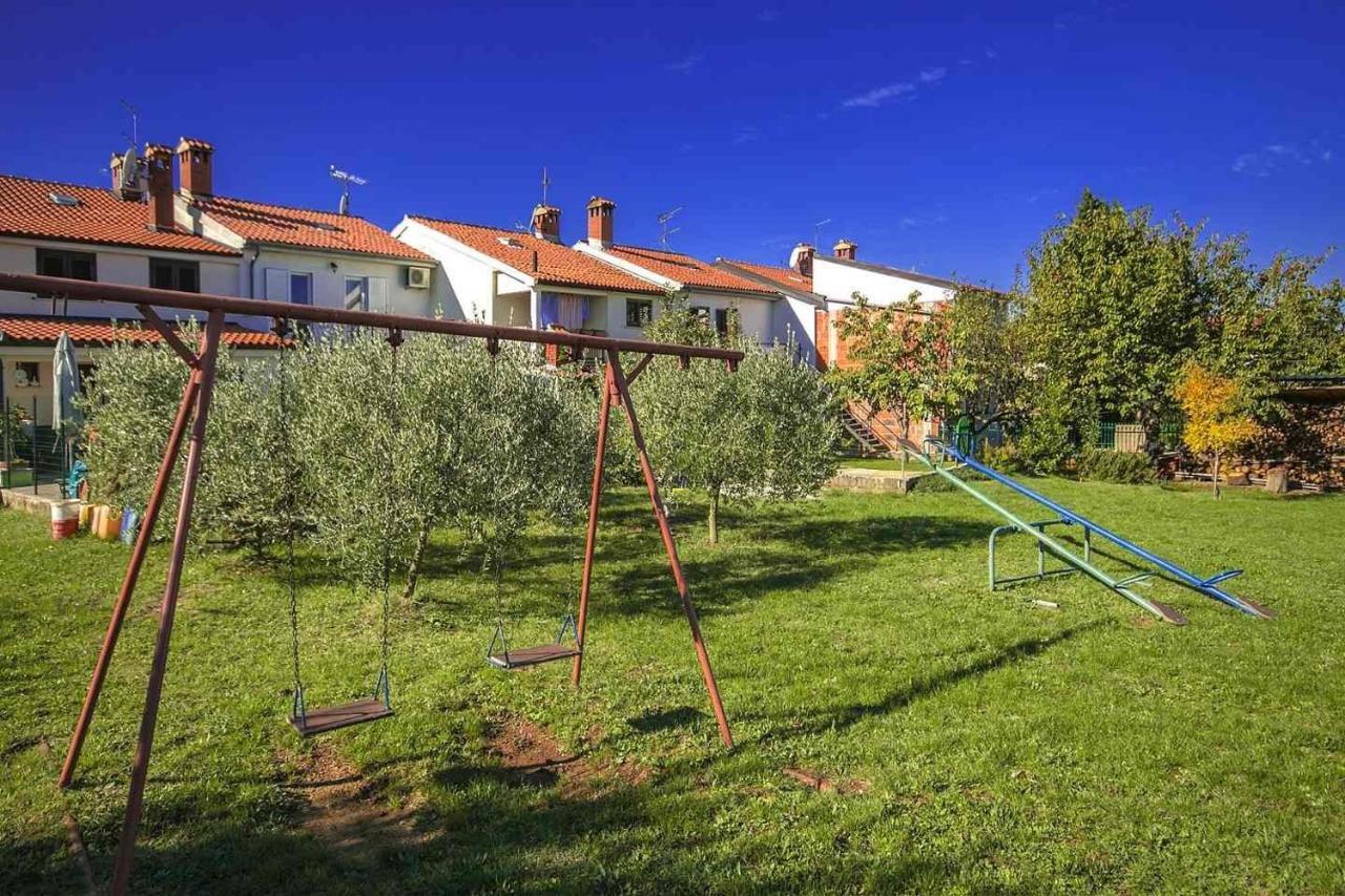 Charming Beachfront Holiday Home In Poreč Zewnętrze zdjęcie