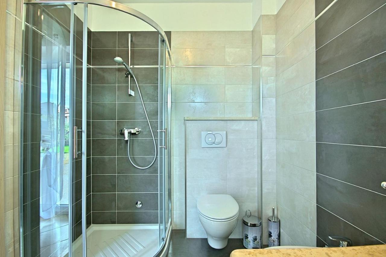 Charming Beachfront Holiday Home In Poreč Zewnętrze zdjęcie