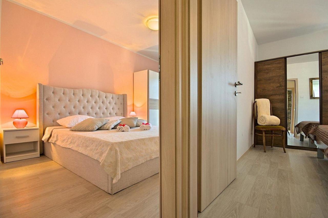 Charming Beachfront Holiday Home In Poreč Zewnętrze zdjęcie