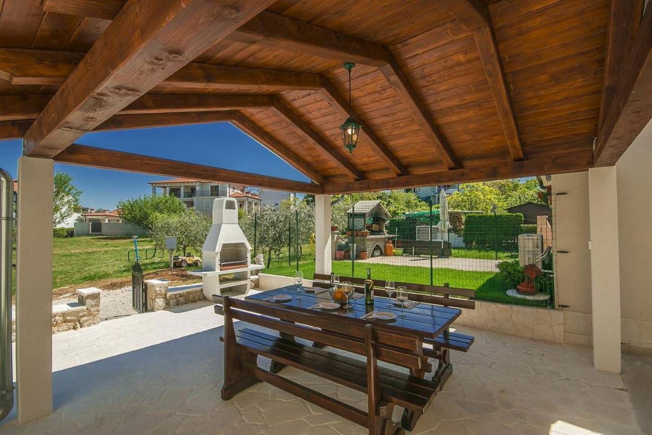 Charming Beachfront Holiday Home In Poreč Zewnętrze zdjęcie