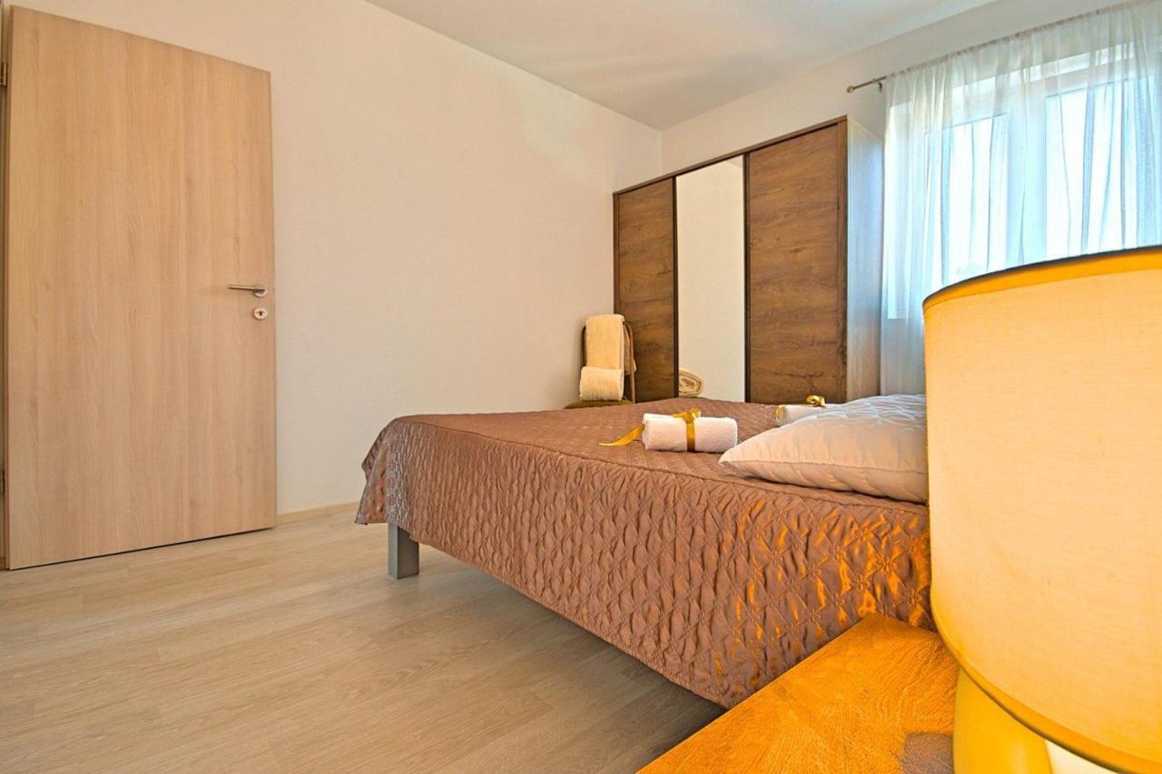 Charming Beachfront Holiday Home In Poreč Zewnętrze zdjęcie