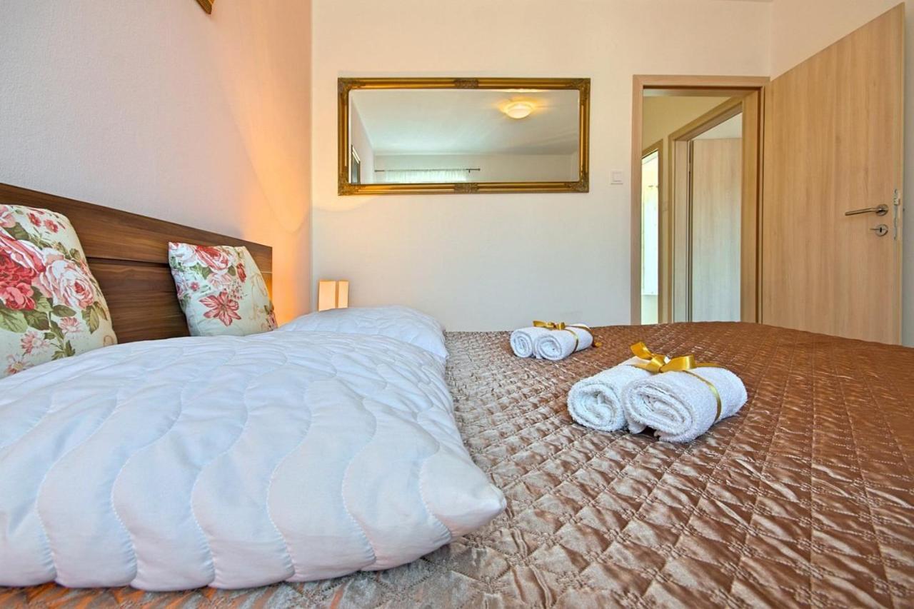 Charming Beachfront Holiday Home In Poreč Zewnętrze zdjęcie