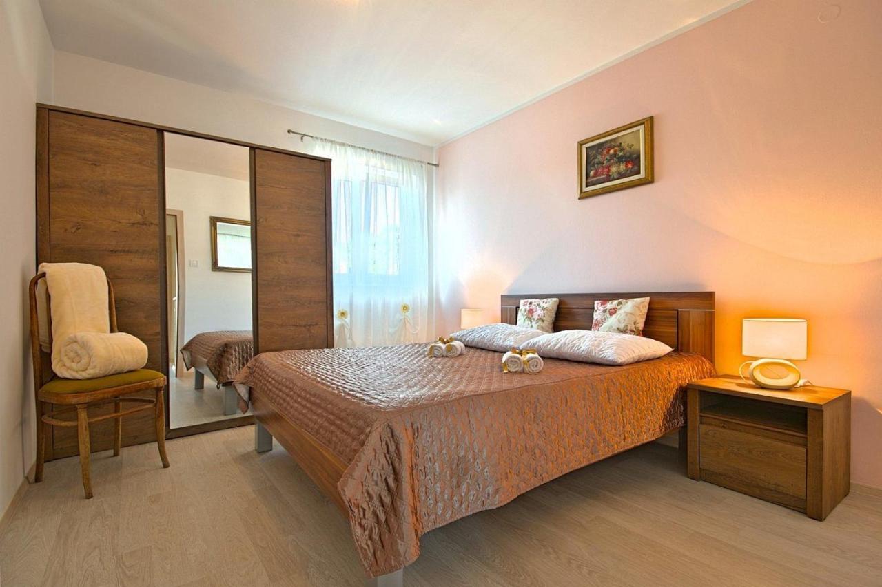 Charming Beachfront Holiday Home In Poreč Zewnętrze zdjęcie