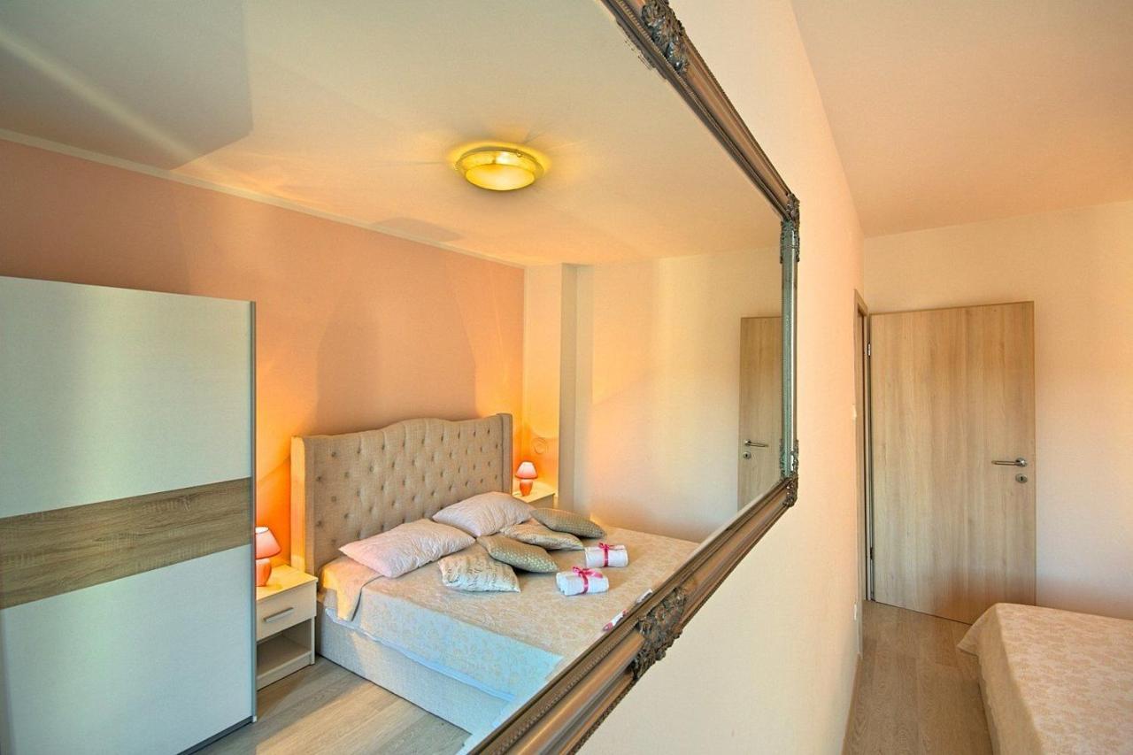Charming Beachfront Holiday Home In Poreč Zewnętrze zdjęcie