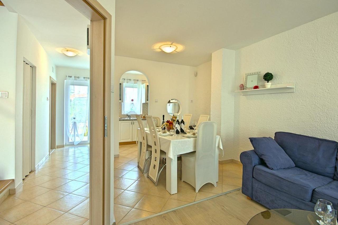 Charming Beachfront Holiday Home In Poreč Zewnętrze zdjęcie