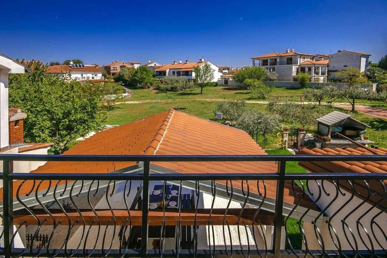 Charming Beachfront Holiday Home In Poreč Zewnętrze zdjęcie