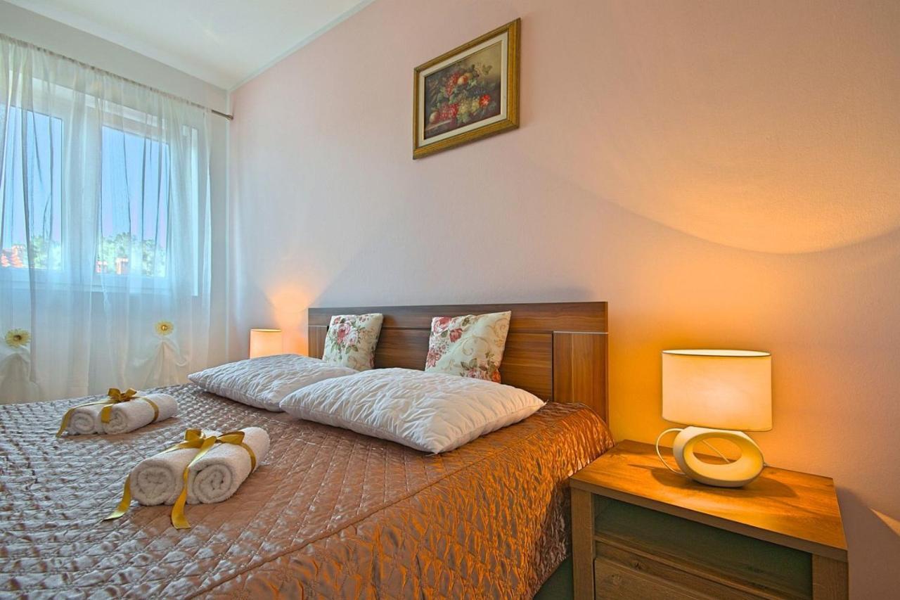 Charming Beachfront Holiday Home In Poreč Zewnętrze zdjęcie