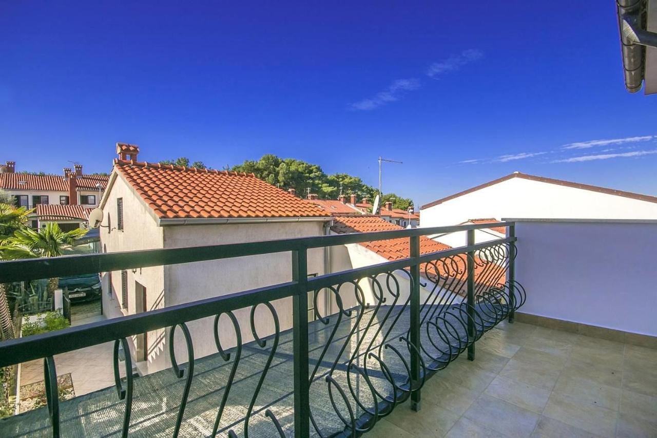 Charming Beachfront Holiday Home In Poreč Zewnętrze zdjęcie