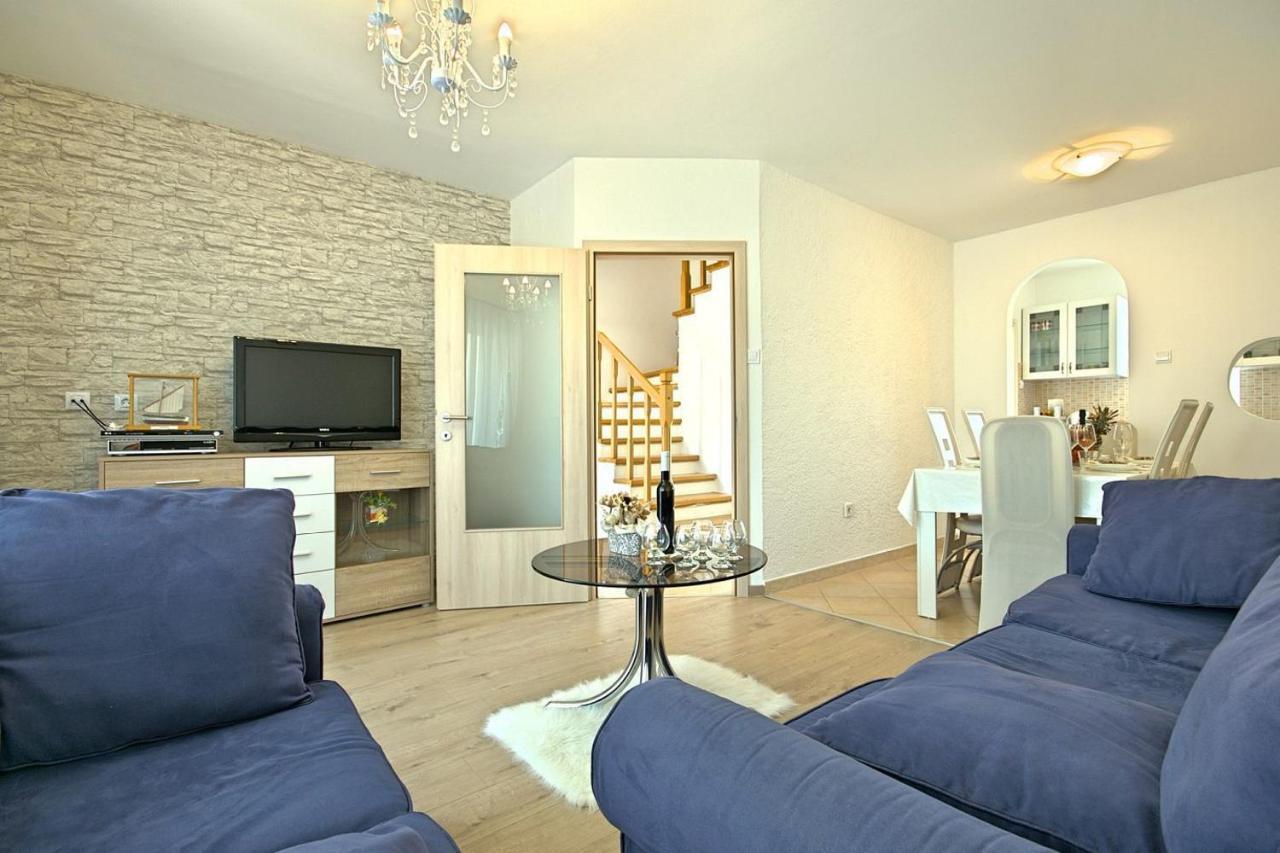 Charming Beachfront Holiday Home In Poreč Zewnętrze zdjęcie