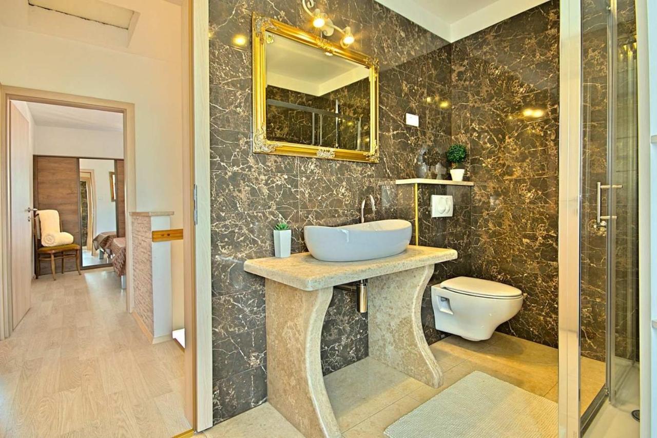 Charming Beachfront Holiday Home In Poreč Zewnętrze zdjęcie